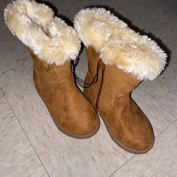 Cozy Tan Suede Boots with Cream Fur Lining - Picture 4 of 11